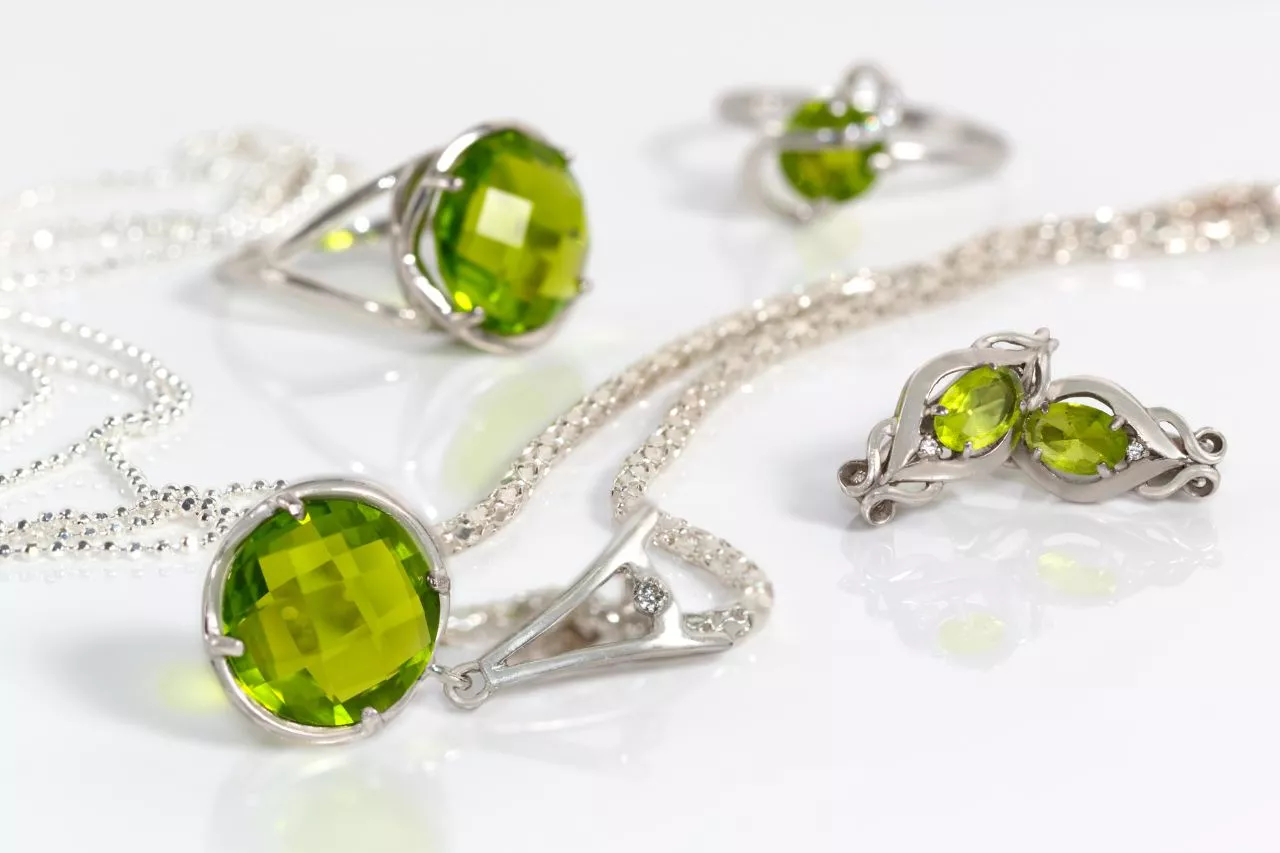 Peridot Jewelry Green Fashion: Trends, Styling, and Forecasts