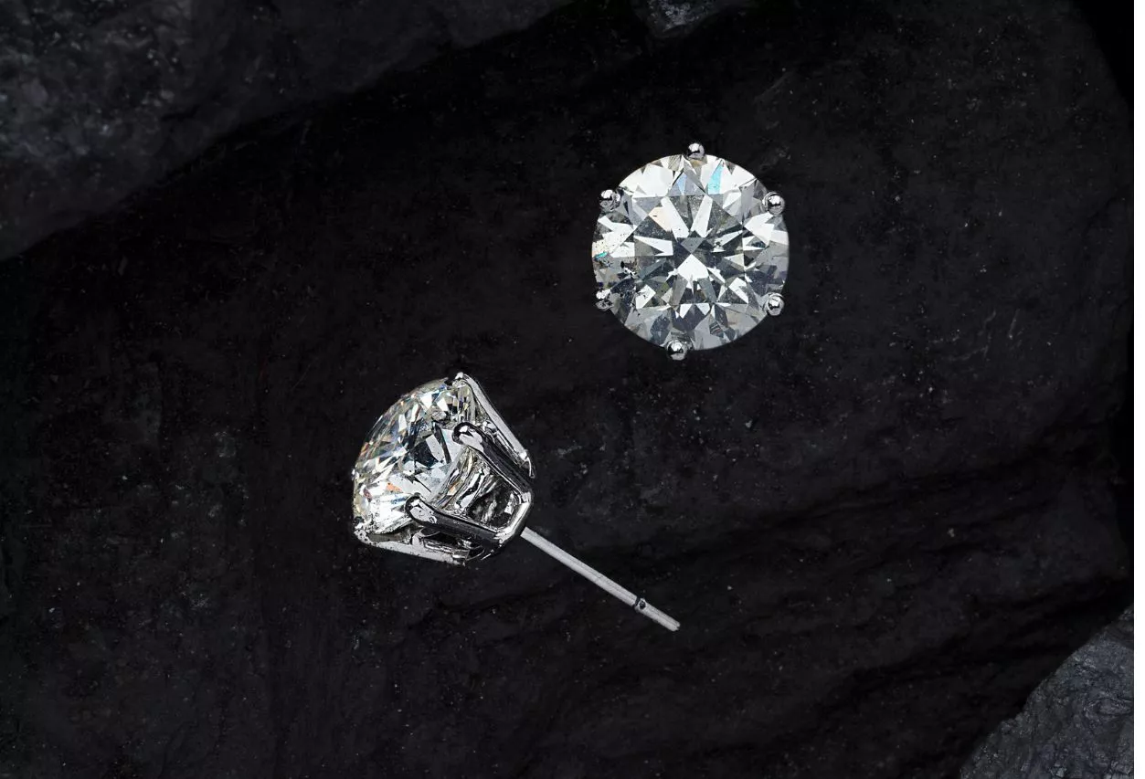 Stud diamonds earrings